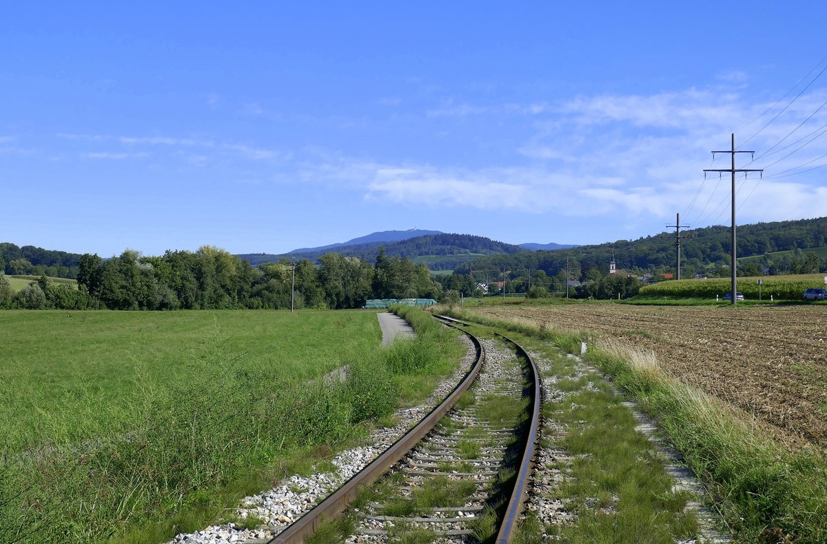 Blick ins Kandertal und über die Gleise der Museumseisenbahn zum Ort Wittlingen, Sept.2020