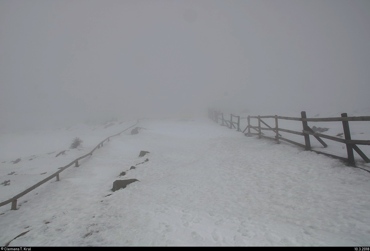 Blick ins Ungewisse...
Anstatt den Ausblick zu genießen, musste man mit dieser Wetterlage auf dem Brocken Vorlieb nehmen. Zum Glück gab es noch genug Schnee. [10.3.2018 | 11:56 Uhr]