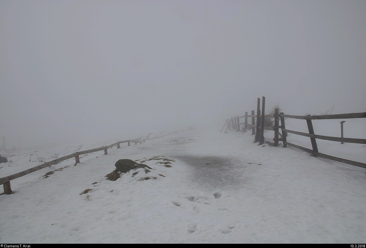 Blick ins Ungewisse...
Statt klarem Fernblick war der Brocken mit seinen Wegen in dichtem Nebel eingehüllt. [10.3.2018 | 11:56 Uhr]