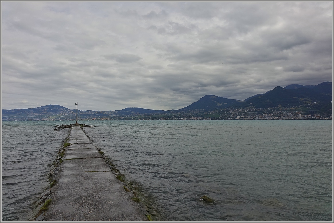 Blick vom Kanalende des Grand-Canal auf die Riviera am Genfersee.
(28.07.2015)