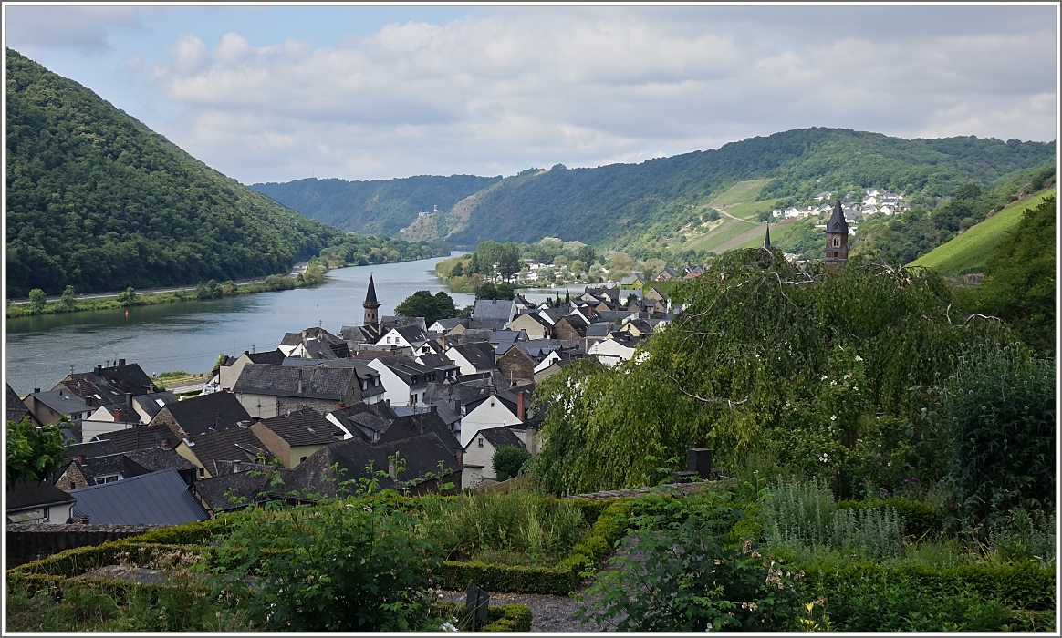 Blick vom Kirchplatz hinunter auf die Mosel und den Ort Hatzenport.
(21.06.2014)