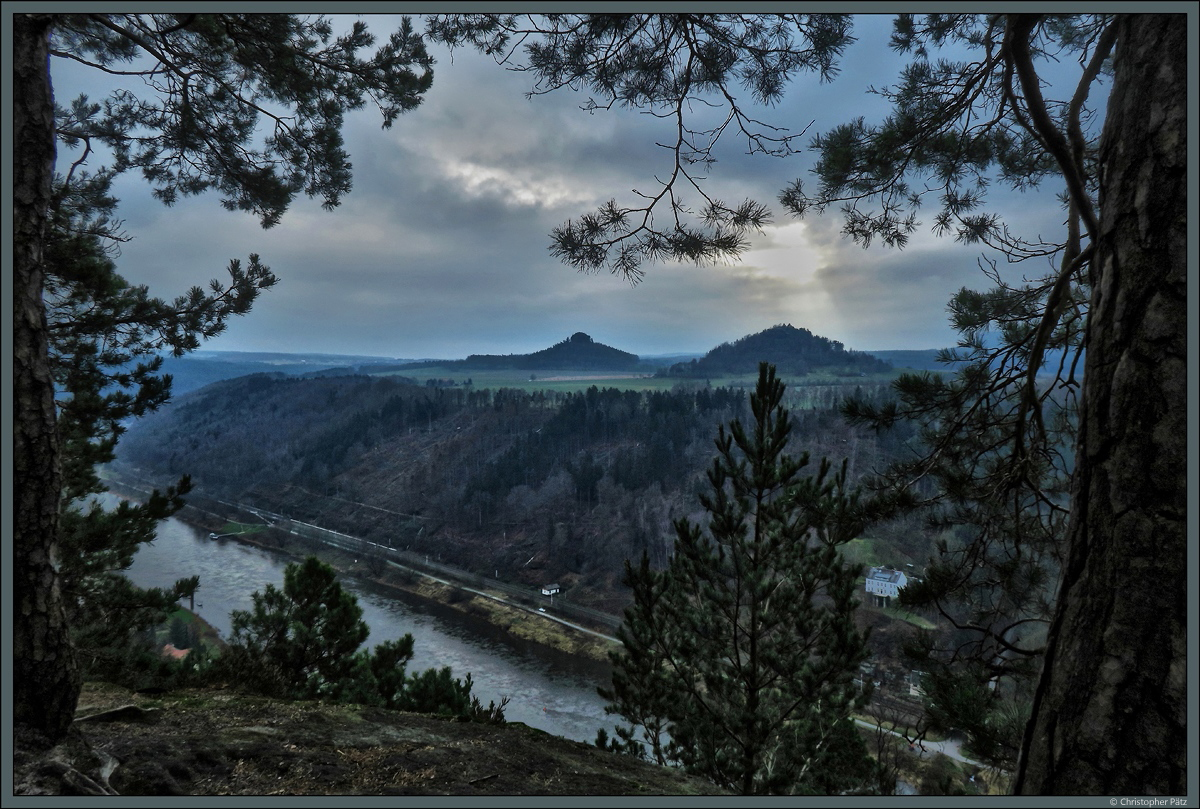 Blick von der Kleinen Bastei über das Elbtal auf den Zirkelstein und die Kaiserkrone bei Schöna. (02.12.2017)