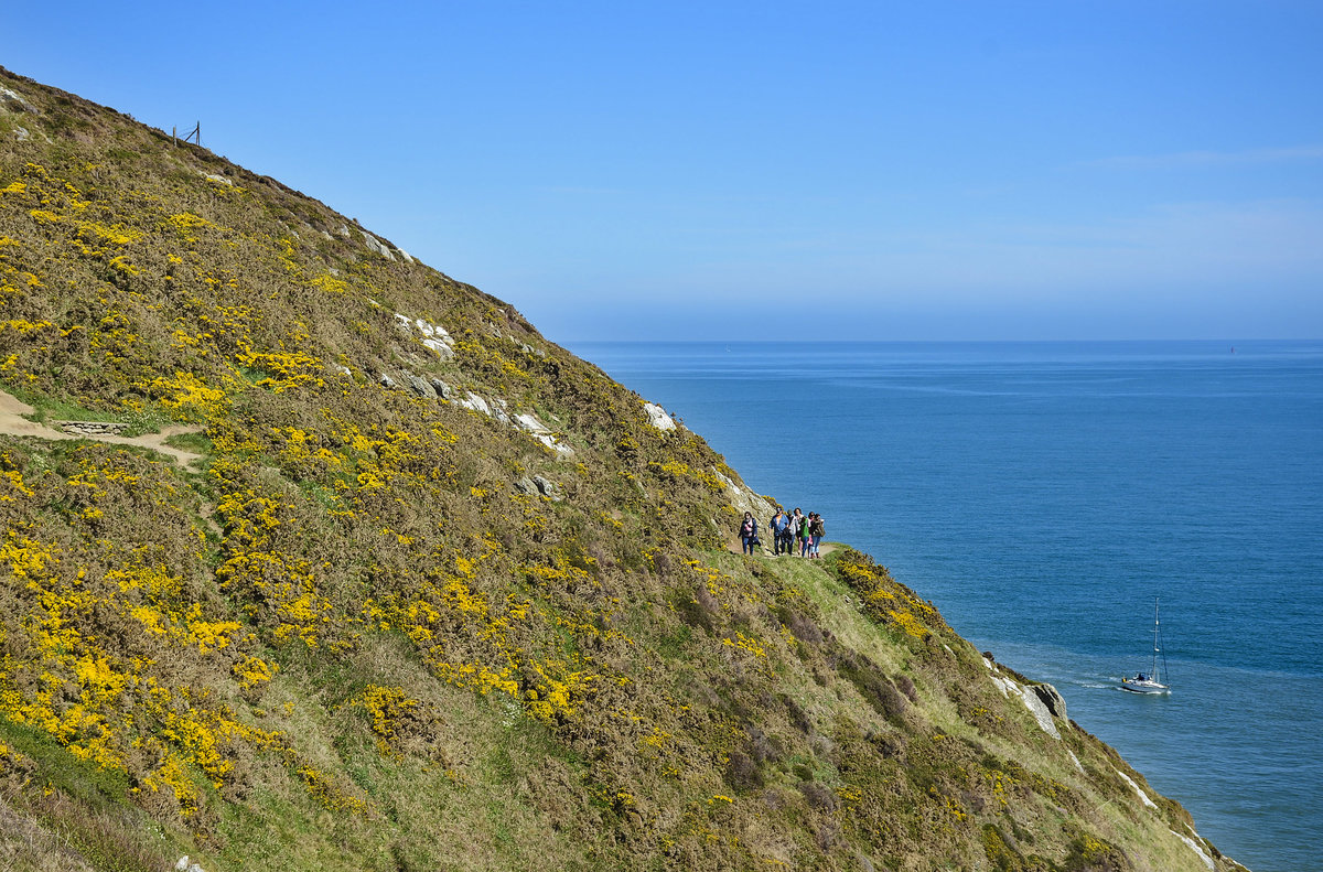 Blick vom Küstenpfad entlang der Ostseite des Howth Head auf der Halbinsel östlich von Dublin. Aufnahme: 12. Mai 2018.