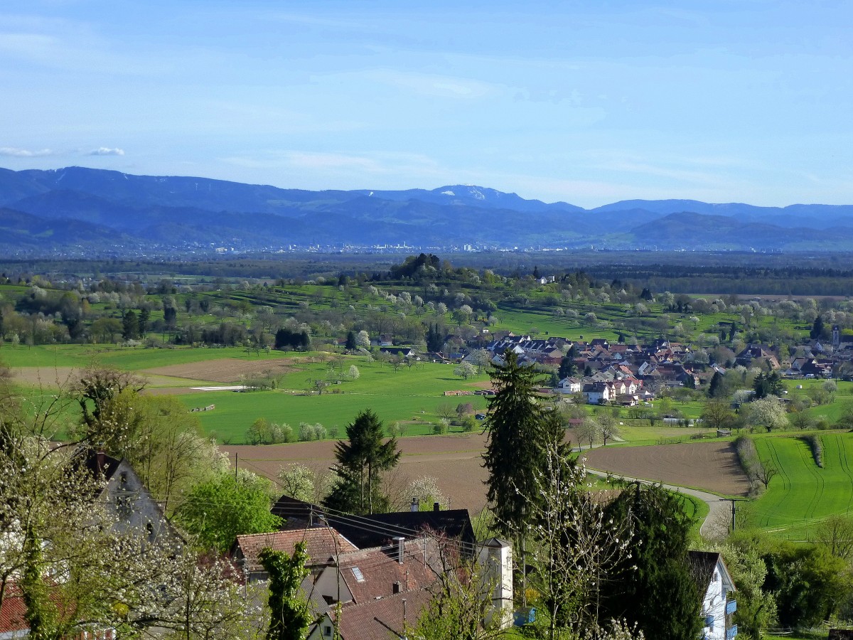 Blick von Landeck nach Freiburg mit den Schwarzwaldbergen im Hintergrund, April 2015