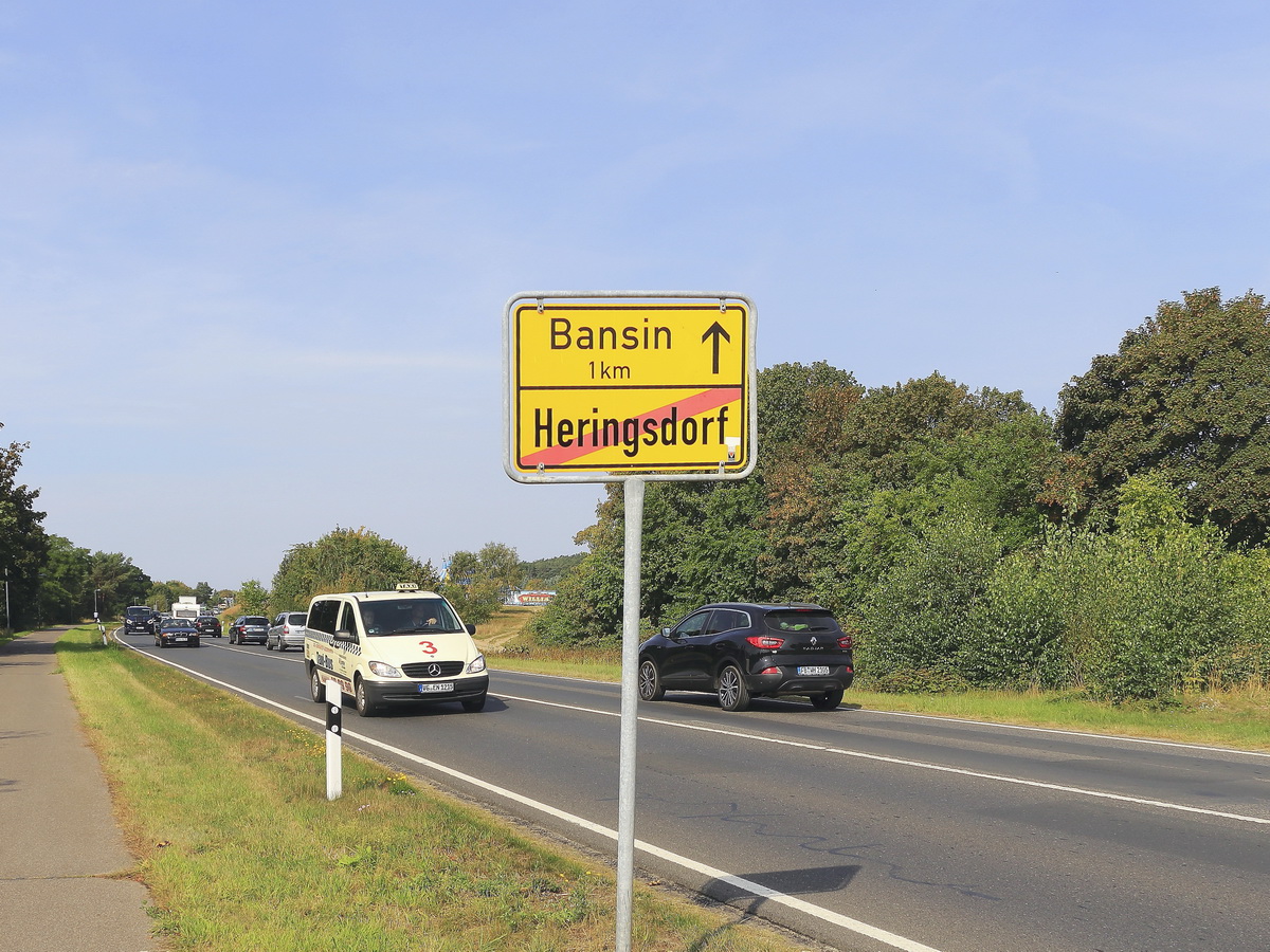 Blick in die Landstraße in Richtung Bansin am 29. August 2019.