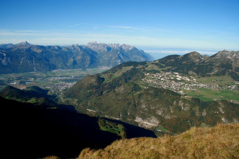 Blick vom Le Chamossaire ber Leysin und Aigle ins Chablais. Im Hintergrund erkennt man den Genfersee und die Jura; 19.10.2013