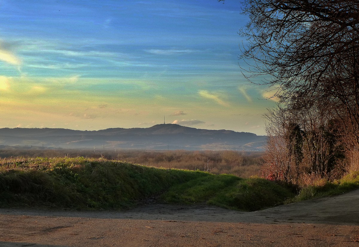 Blick vom Lehener Berg bei Freiburg zum Kaiserstuhl im Abendlicht, Dez.2013