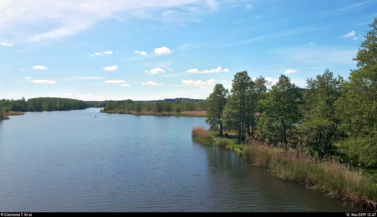 Blick vom Lieper See (Oderberger Gewässer), Teil der Havel-Oder-Wasserstraße, auf das Naturschutzgebiet Niederoderbruch. Im Hintergrund sind die Schiffshebewerke Niederfinow zu erkennen.
[12.5.2019 | 13:47 Uhr]