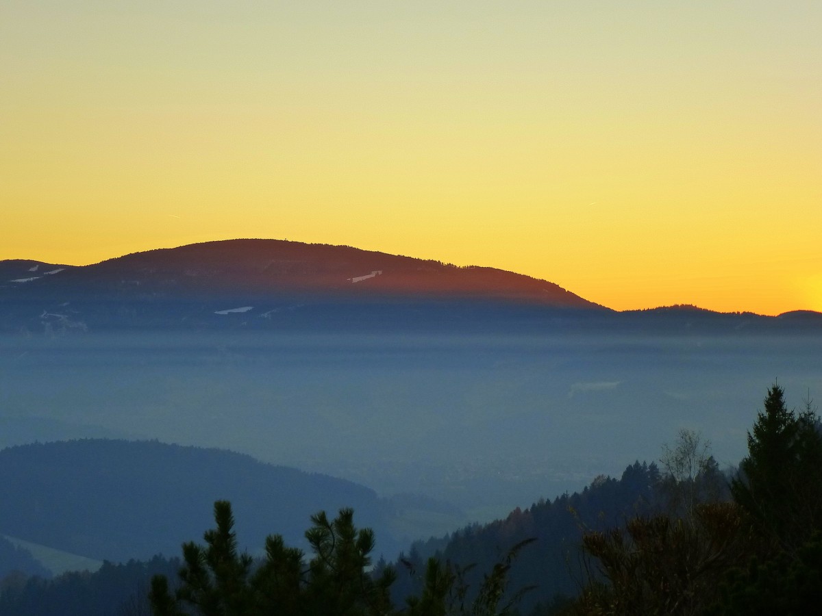 Blick vom Lindenberg bei St.Peter/Schwarzwald zum Schauinsland(1284m) beim Sonnenuntergang, Dez.2013