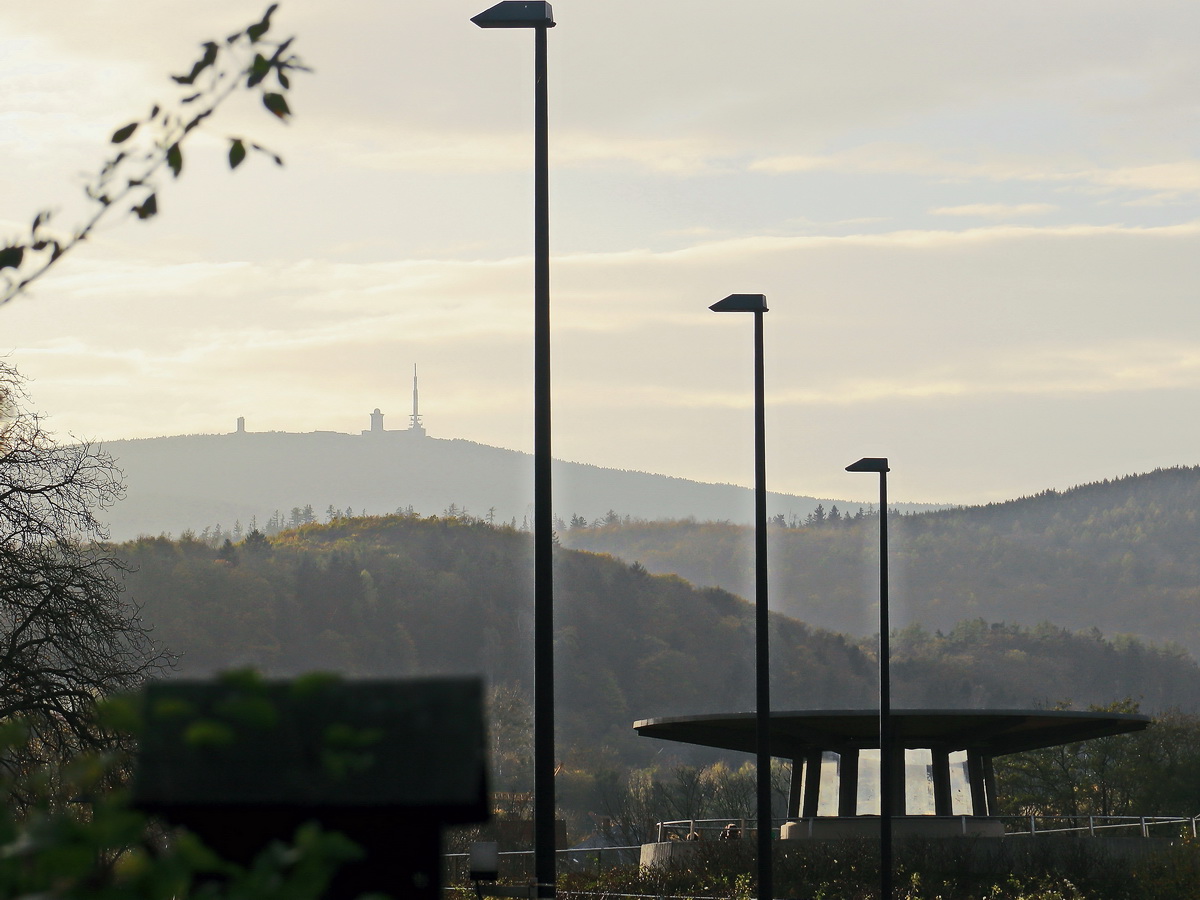 Blick nahe dem Altstadtkreisel in Richtung Brocken / Vogelschutzgebiet Hochharz aus Wernigerode am 01. November 2017.

