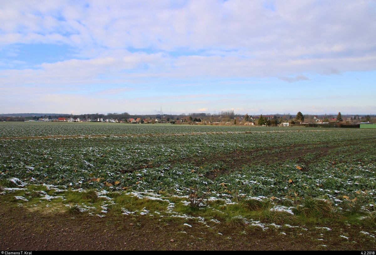 Blick von der Neubaustrecke Erfurt–Leipzig/Halle auf die Ortschaft Dieskau (Gemeinde Kabelsketal) bei schönem Wetter. [4.2.2018 | 13:37 Uhr]