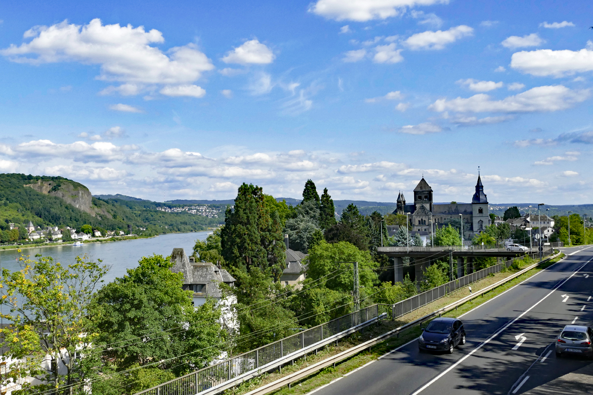 Blick nördlich von Remagen auf den Rhein mit (links) dem Ort Erpel und dem Rheinfelsen Erpeler Ley. Rechts der Anfang von Remagen mit der St.Peter und Paul - Kirche - 22.08.2017 