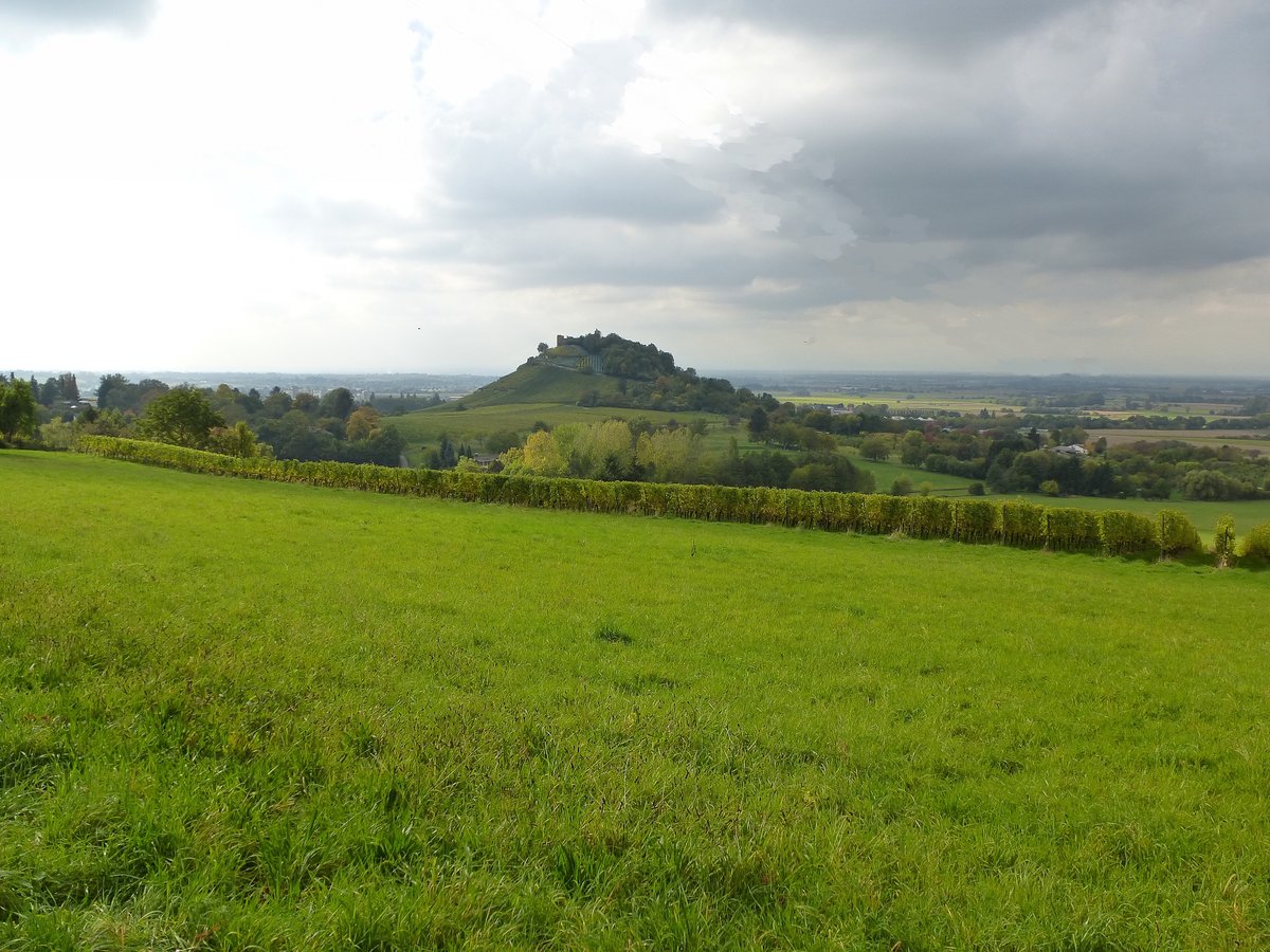 Blick von Nordost auf den Schloberg bei Staufen im Markgrflerland bei Gewitterstimmung, Okt.2015