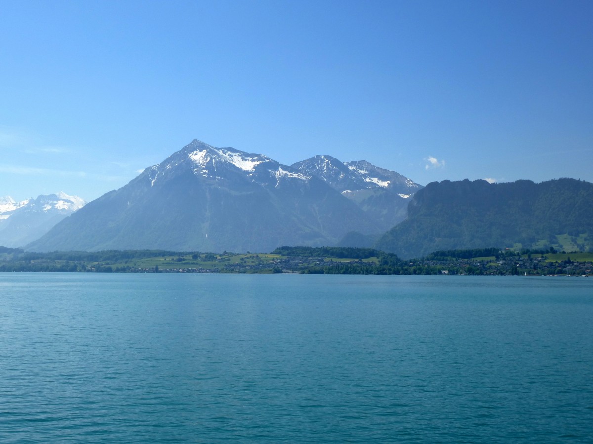 Blick vom Nordufer ber den Thunersee auf die Berge des Berner Oberlandes, Mai 2015
