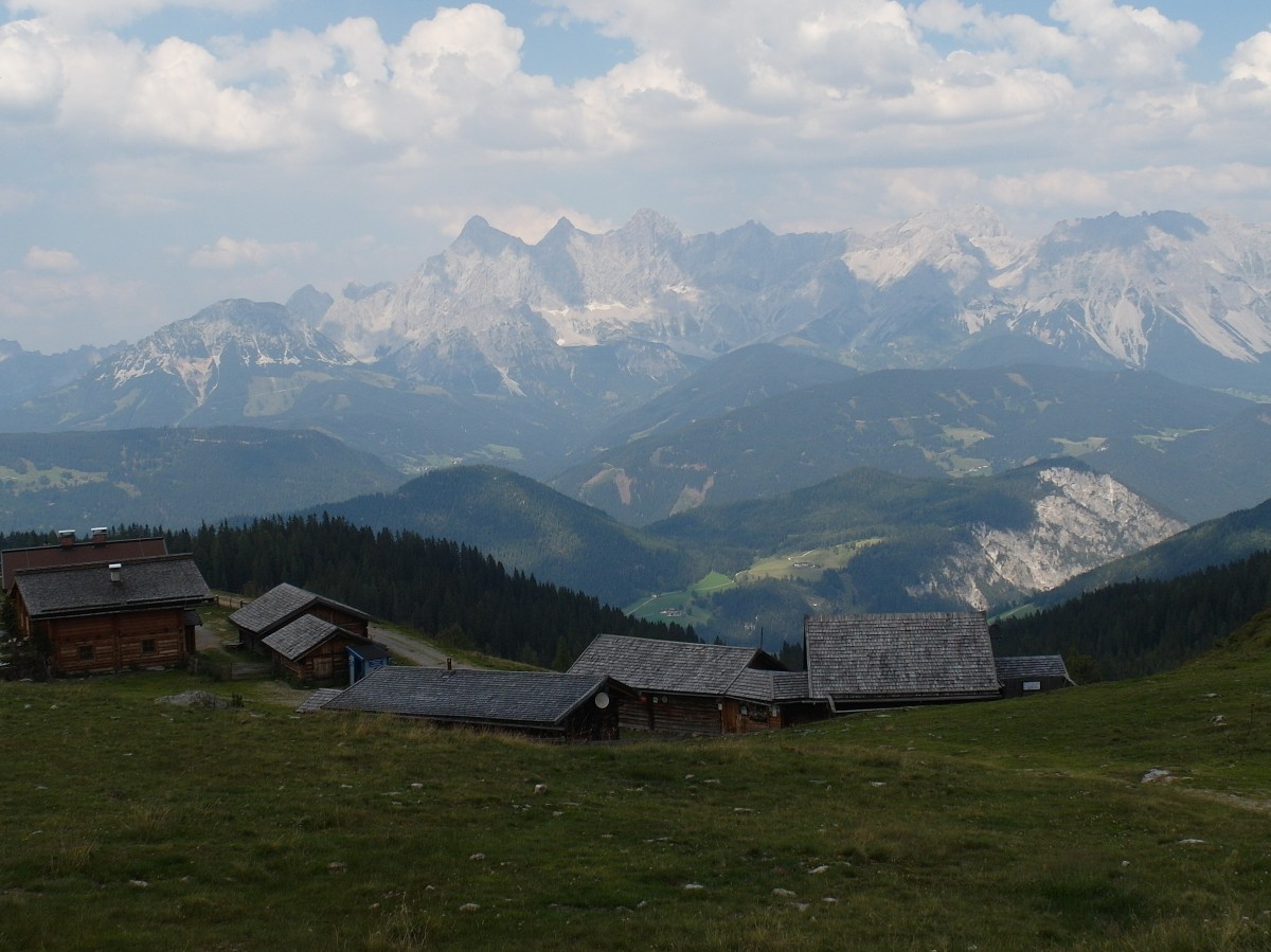 Blick von oberhalb der Trinkeralm (1800m) zur Dachsteingruppe mit Torstein 2948 m, Mitterspitz 2928 m, Hoher Dachstein 2995m, Dirndl 2832m, Koppenkarstein 2865 m, Gamsfeldspitze 2665 m, Schmiedstock 2643 m, Scheichenspitze 2664 m; 12.08.2015

