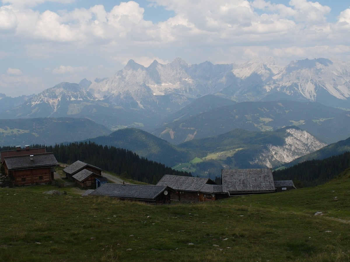 Blick von oberhalb der Trinkeralm (1800m) zur Dachsteingruppe mit Torstein 2948 m, Mitterspitz 2928 m, Hoher Dachstein 2995m, Dirndl 2832m, Koppenkarstein 2865 m, Gamsfeldspitze 2665 m, Schmiedstock 2643 m, Scheichenspitze 2664 m; 12.08.2015
