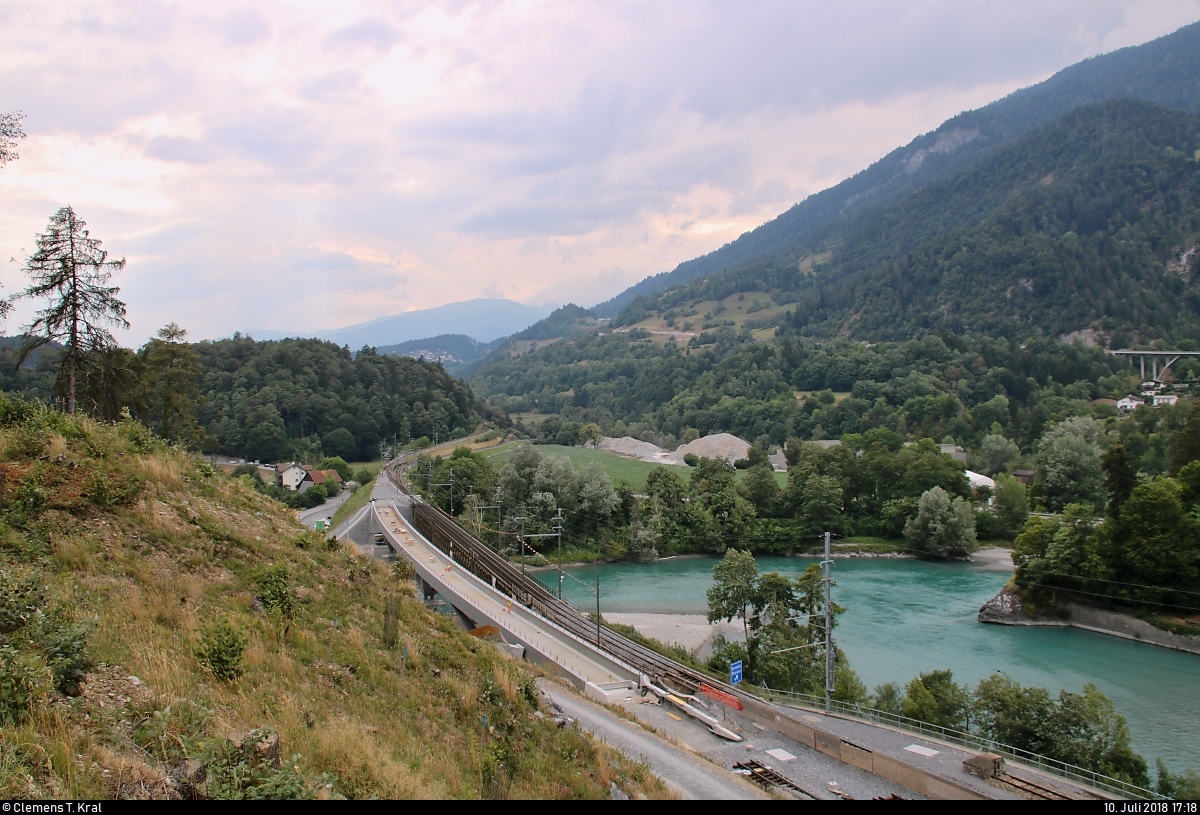 Blick vom Ort Reichenau (Gemeinde Tamins) im Kanton Graubünden (CH) Richtung Westen.
Ebenfalls im Bild ist die neue, noch im Bau befindliche Hinterrheinbrücke beim Bahnhof Reichenau-Tamins der Rhätischen Bahn (RhB) zu sehen.
Hier fließen Vorderrhein und Hinterrhein zusammen.
[10.7.2018 | 17:18 Uhr]