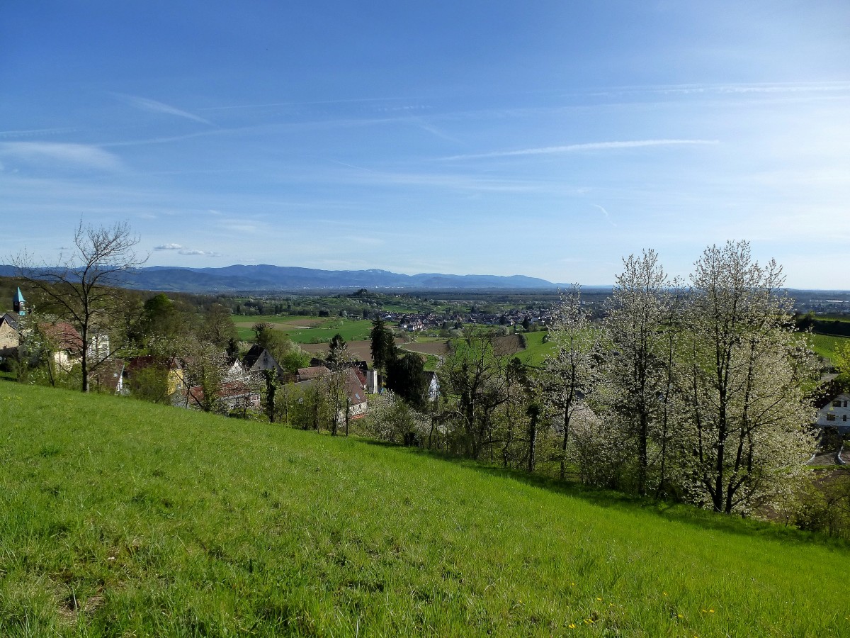Blick von der Ortschaft Landeck ber die Freiburger Bucht zum Schwarzwald, April 2015