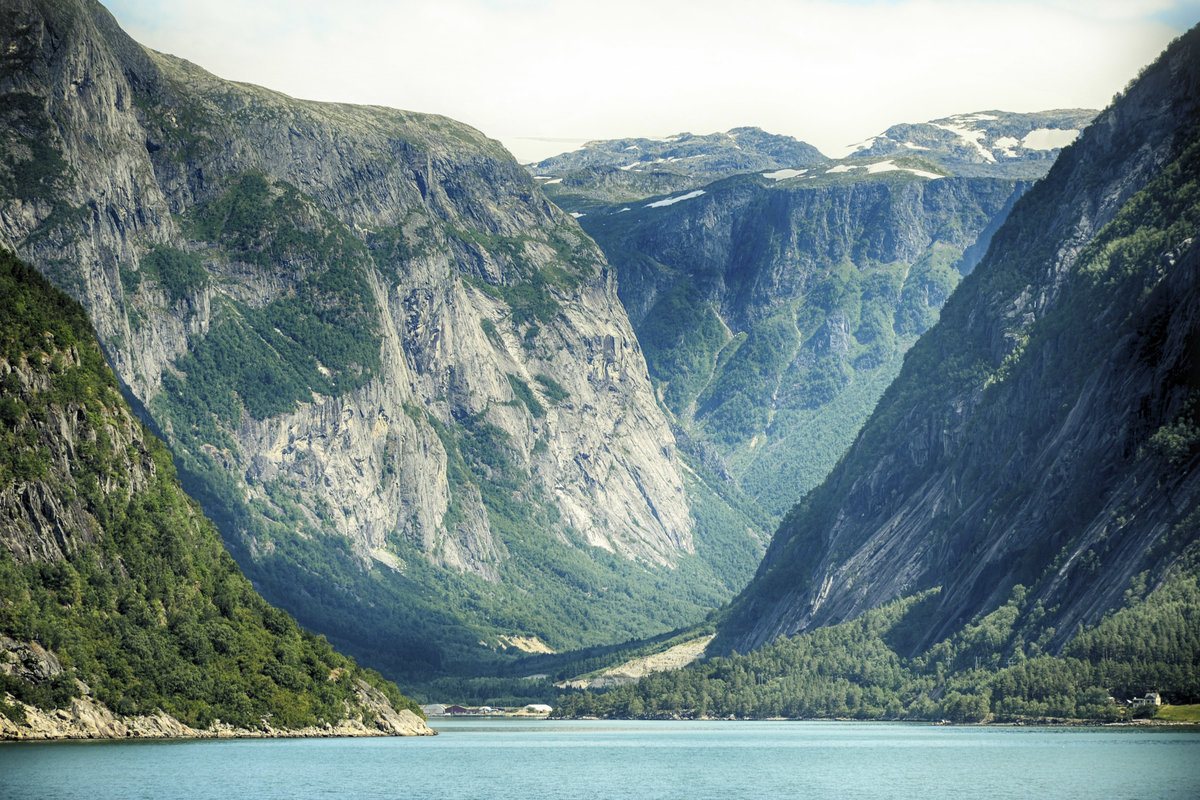 Blick in die Osafjord von Eidfjorden in Norwegen. Aufnahme: 9. Juli 2018.