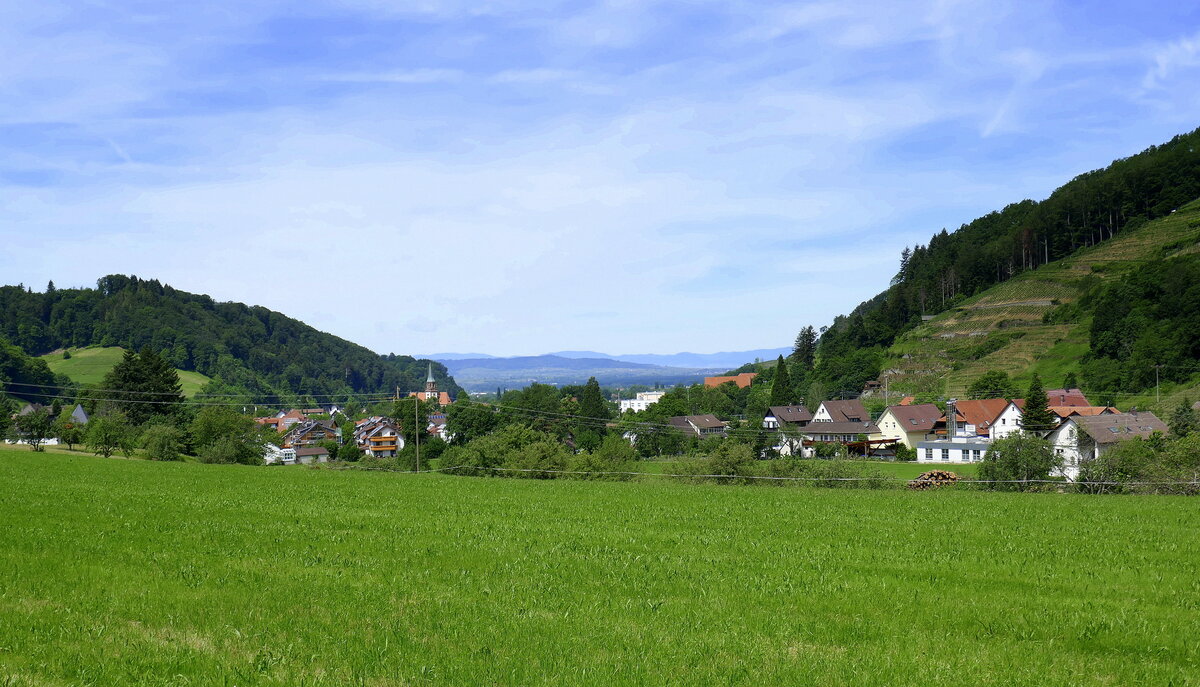 Blick von Osten auf den Ort Glottertal im Glottertal im Schwarzwald, Mai 2022