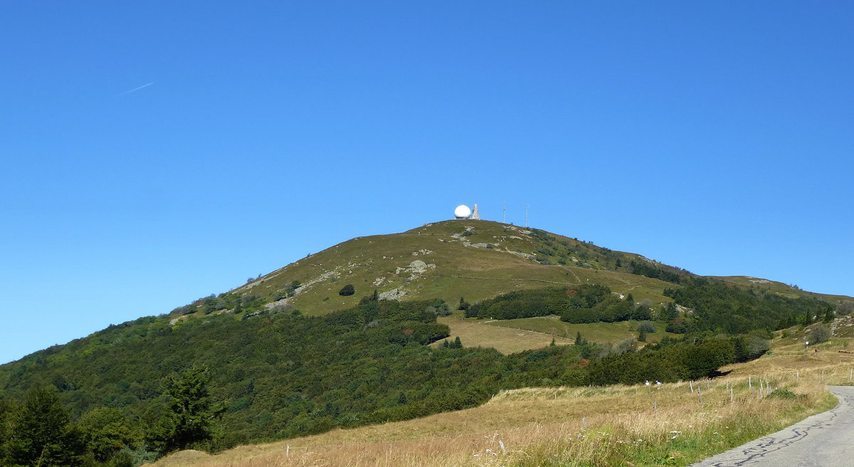 Blick von Osten zum Groen Belchen, dem hchsten Vogesengipfel mit 1424m, Sept.2016