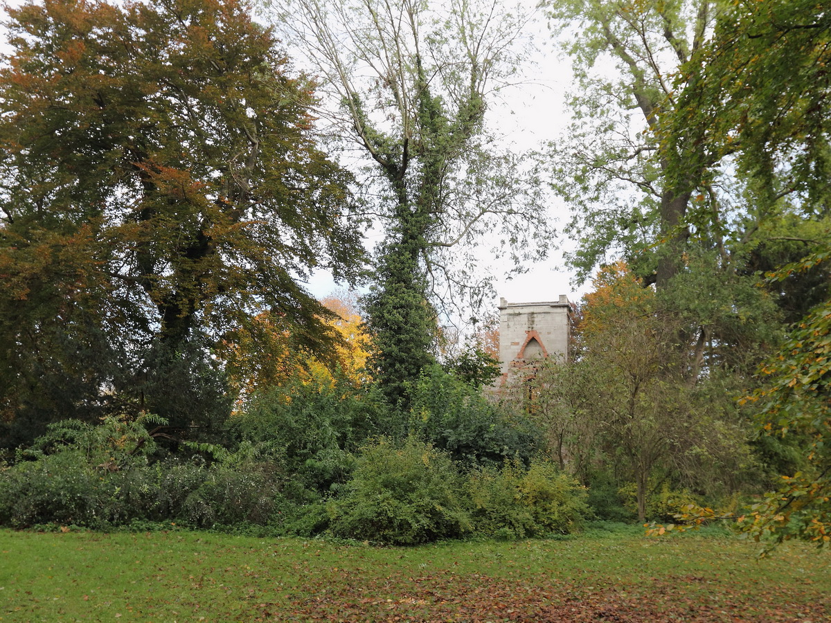 Blick im Park an der Ilm in Weimar in Richtung Tempelherrenhaus am 24. Oktober 2015.
