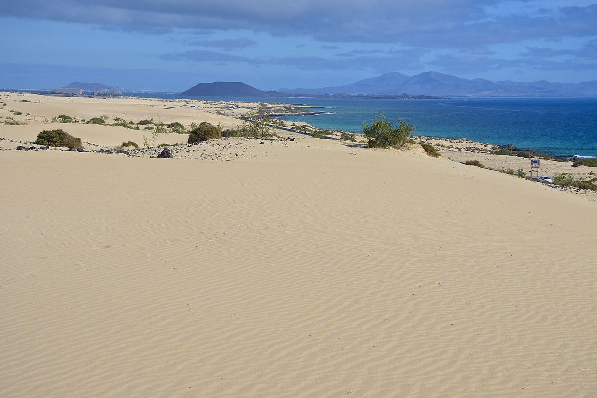Blick vom Parque Natural de Corralejo auf der Insel Fuerteventura. Im Hintergrund ist die Insel Lanzarote bzw. Isla Lobos zu sehen. Aufnahme: 18. Oktober 2017.