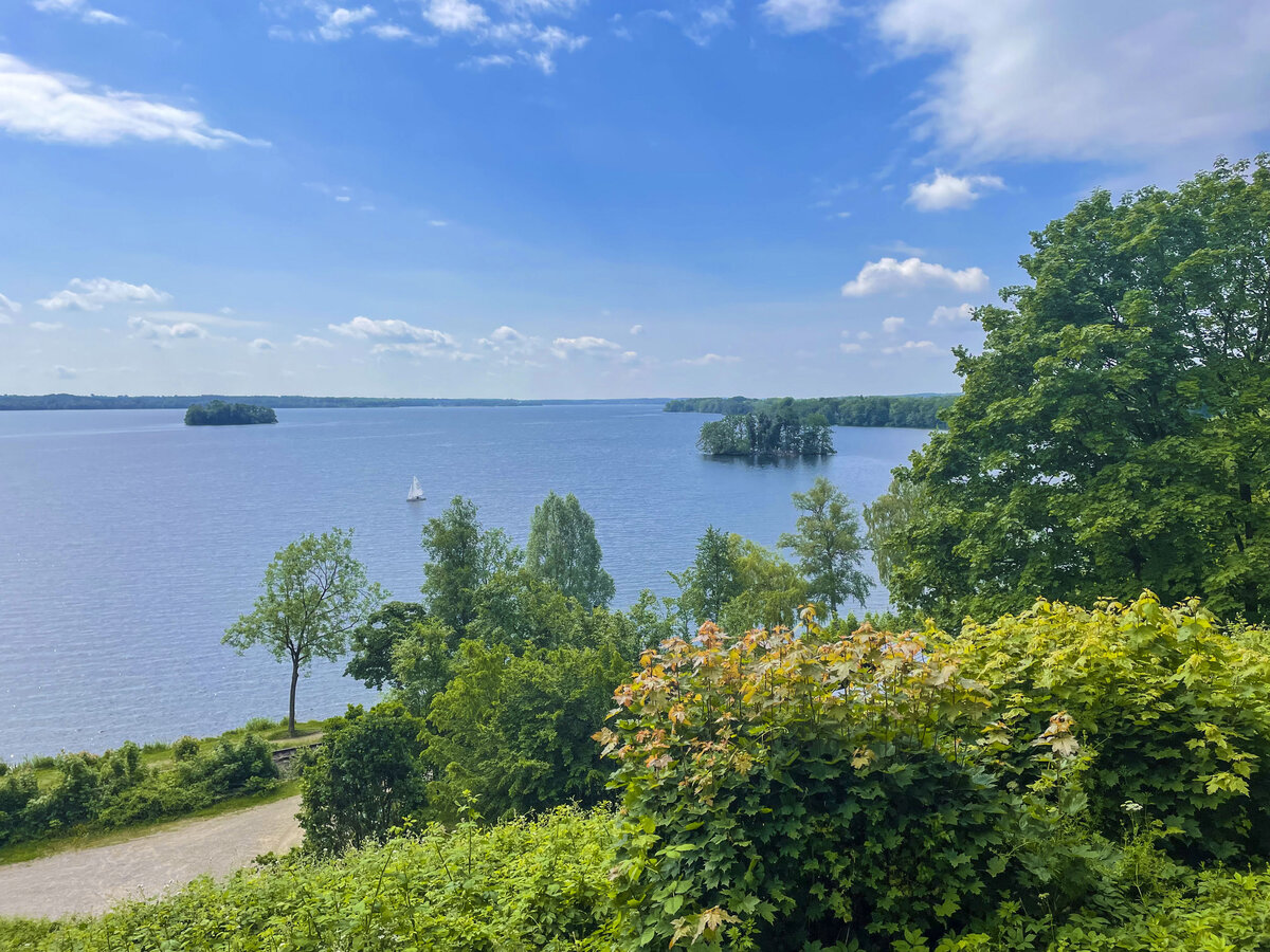 Blick vom Plöner Schlossgebiet auf die Seelandschaft in der Holsteinischen Schweiz. Aufnahme: 8. juni 2022.