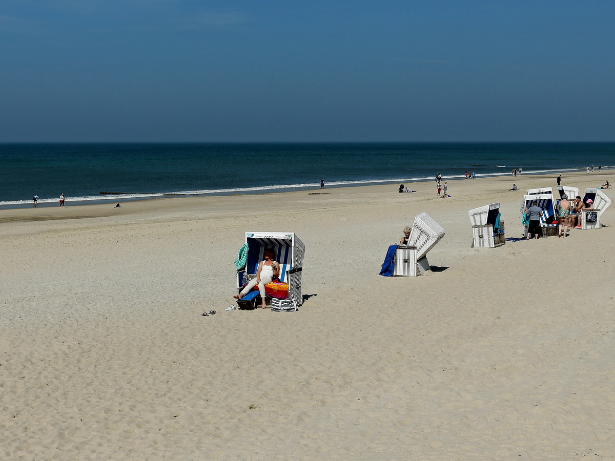 Blick von der Promenade auf den Strand von Westerland (Sylt) am 19. April 2018.