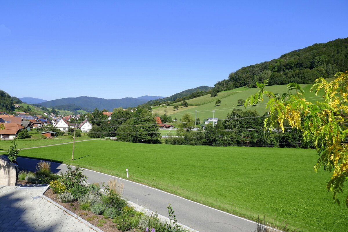 Blick vom Rathaus in Welschensteinach, liegt in einem Seitental des Kinzigtales im mittleren Schwarzwald, Juli 2021