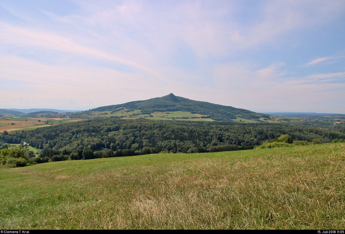 Blick Richtung Hohenstoffeln (842 m ü. NN) während einer Wanderung auf den Hohenhewen (844 m ü. NN) im Hegau.
[15.7.2018 | 11:05 Uhr]