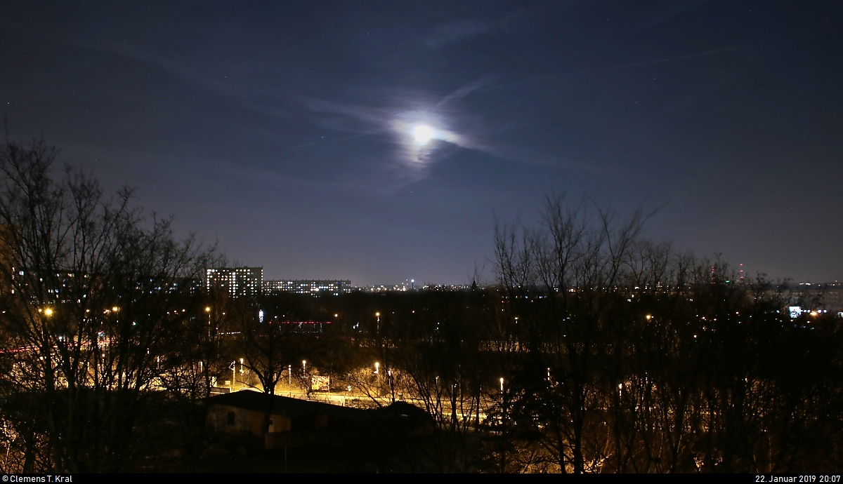 Blick Richtung Innenstadt auf den aufgehenden Vollmond über Halle-Neustadt bei klarem Himmel.
[22.1.2019 | 20:07 Uhr]