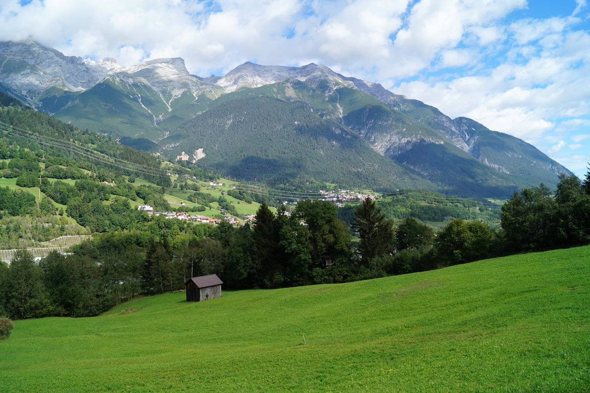 Blick in Richtung Norden auf die Lechtaler Alpen von einer Anhöhe oberhalb der Ortschaft Pians (Bezirk Landeck) aus. Das saftige Grün der Wiesen entspricht der frühherbstlichen Jahreszeit (12.09.2019).