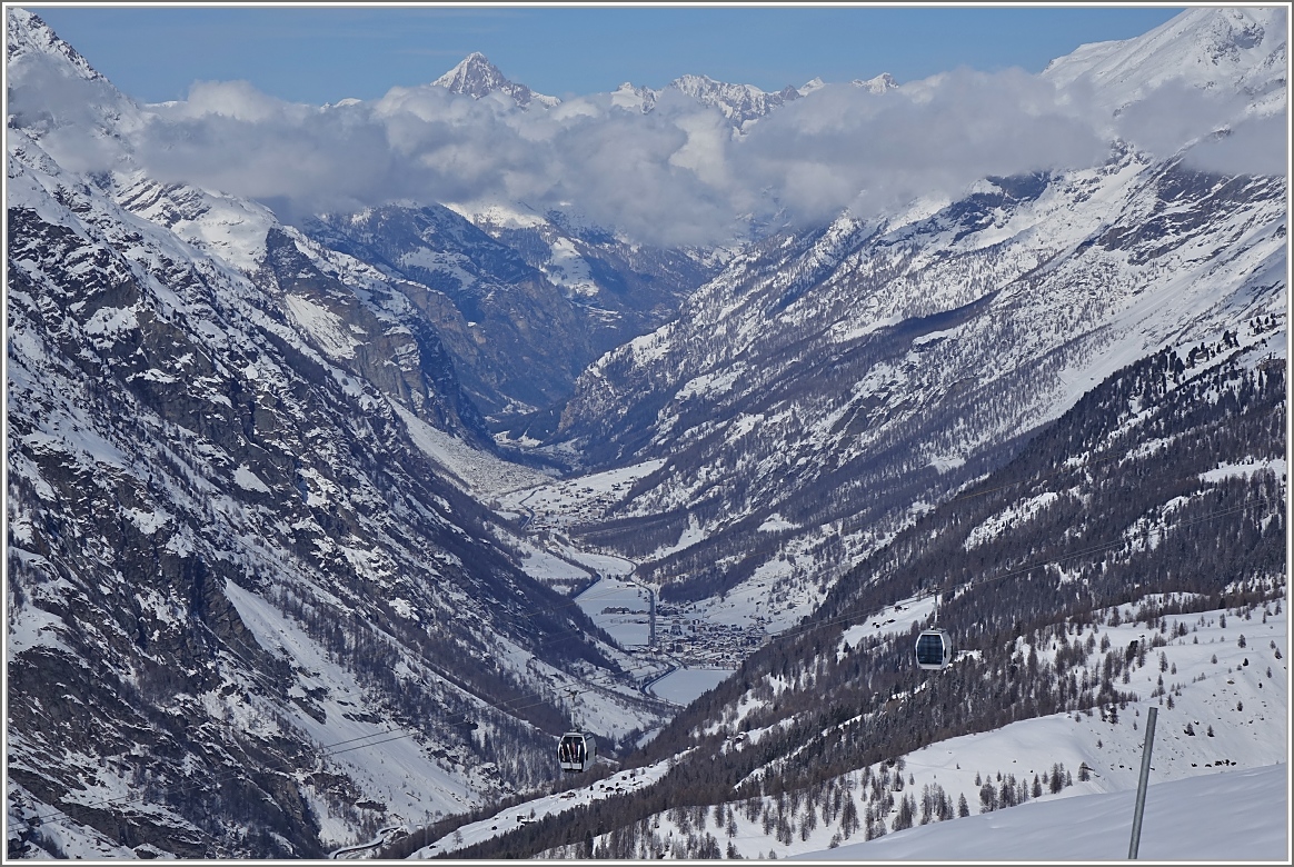 Blick vom Riffelberg hinunter ins Vispental auf Täsch und Randa.
(27.02.2014)