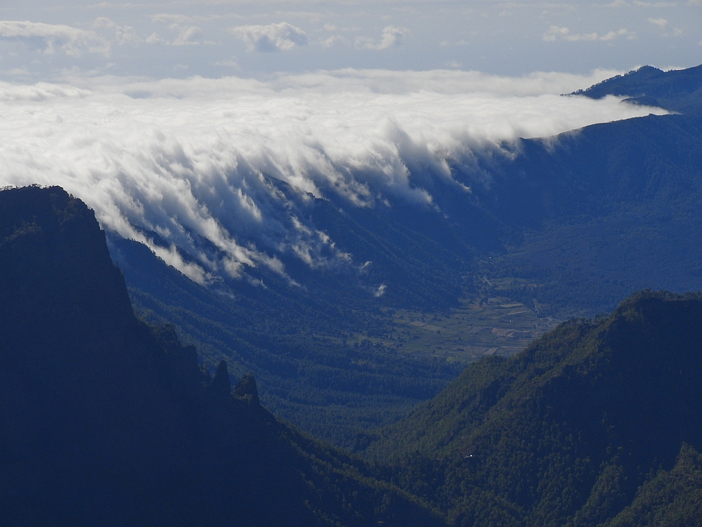 Blick vom Roque de los Muchachos ber die Caldera de Taburiente auf die von der Ostkste ber den Gebirgszug der Cumbre Nueva ziehenden Wolken (La Palma, Oktober 2013).
