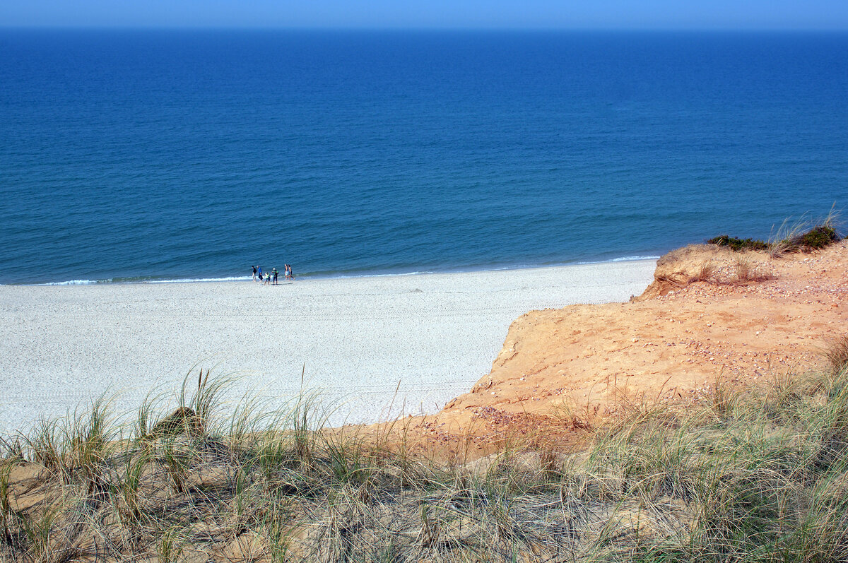 Blick vom Roten Kliff auf die Sylter Westküste zwischen kampen und Wenningstedt. Aufnahme: 7. September 2021.