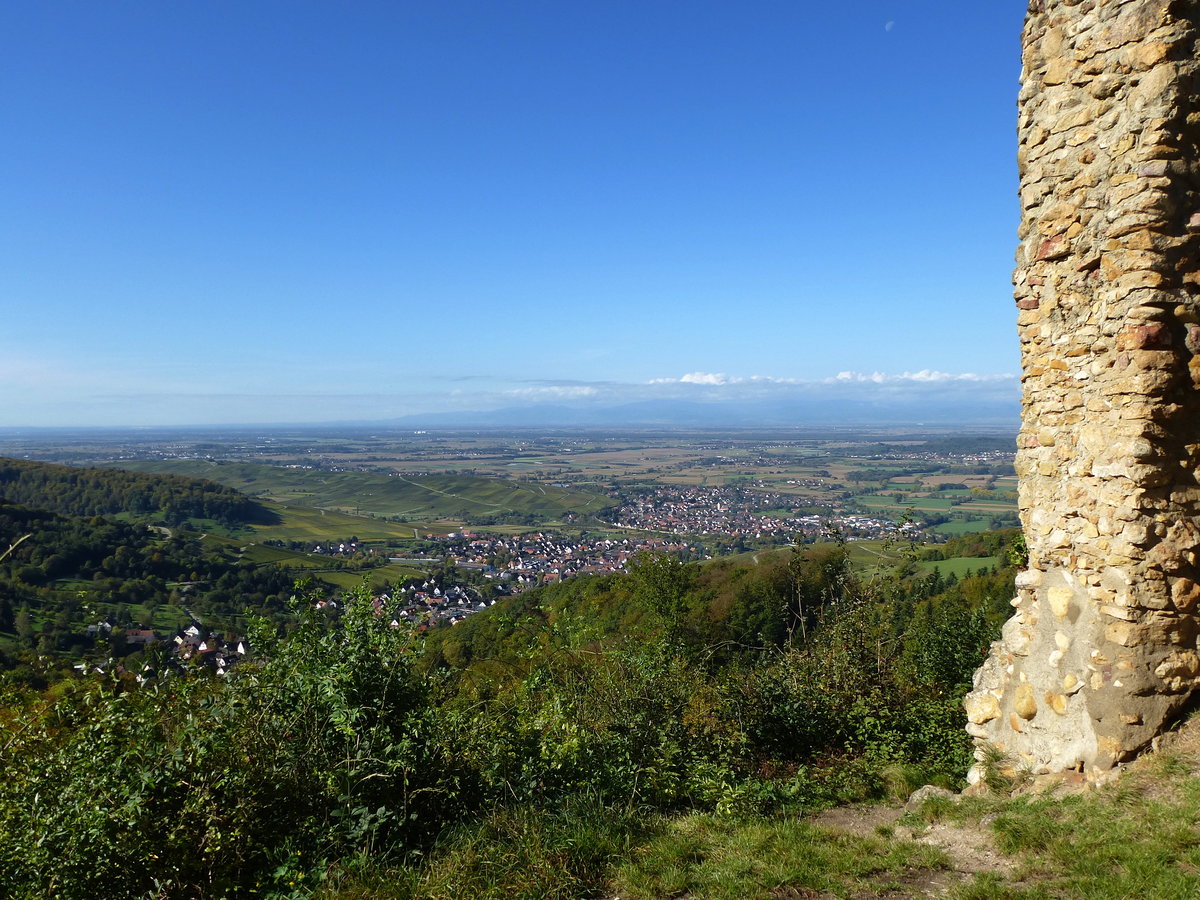 Blick von der Ruine Schneeburg bei Freiburg Richtung Süd-West in die Rheinebene und zu den Vogesen am Horizont, Okt.2014