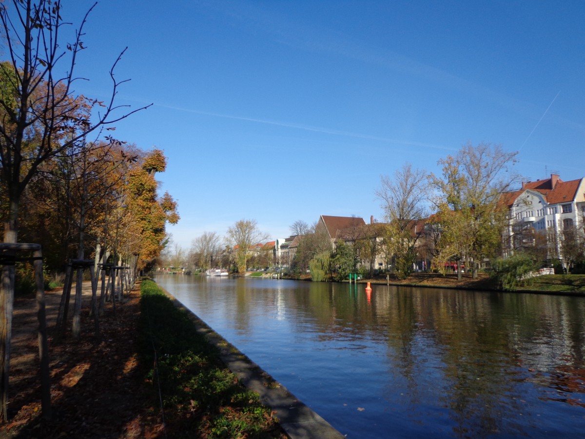 Blick vom Schlo�garten Charlottenburg auf die Spree und H�user am Tegeler Weg (31.10.13).