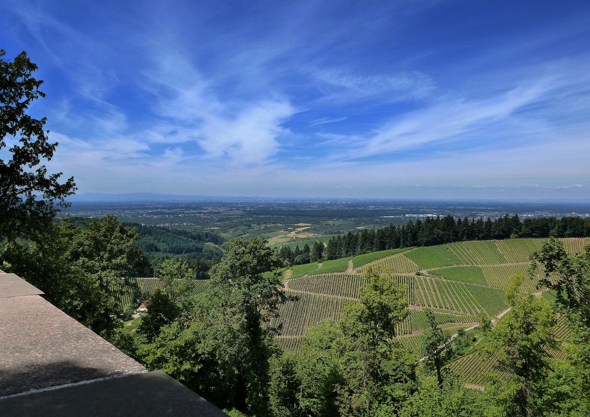 Blick vom Schlo Staufenberg in der Ortenau gegen Westen, schemenhaft zu erkennen die Stadt Straburg und am Horizont die Nordvogesen, Juli 2015