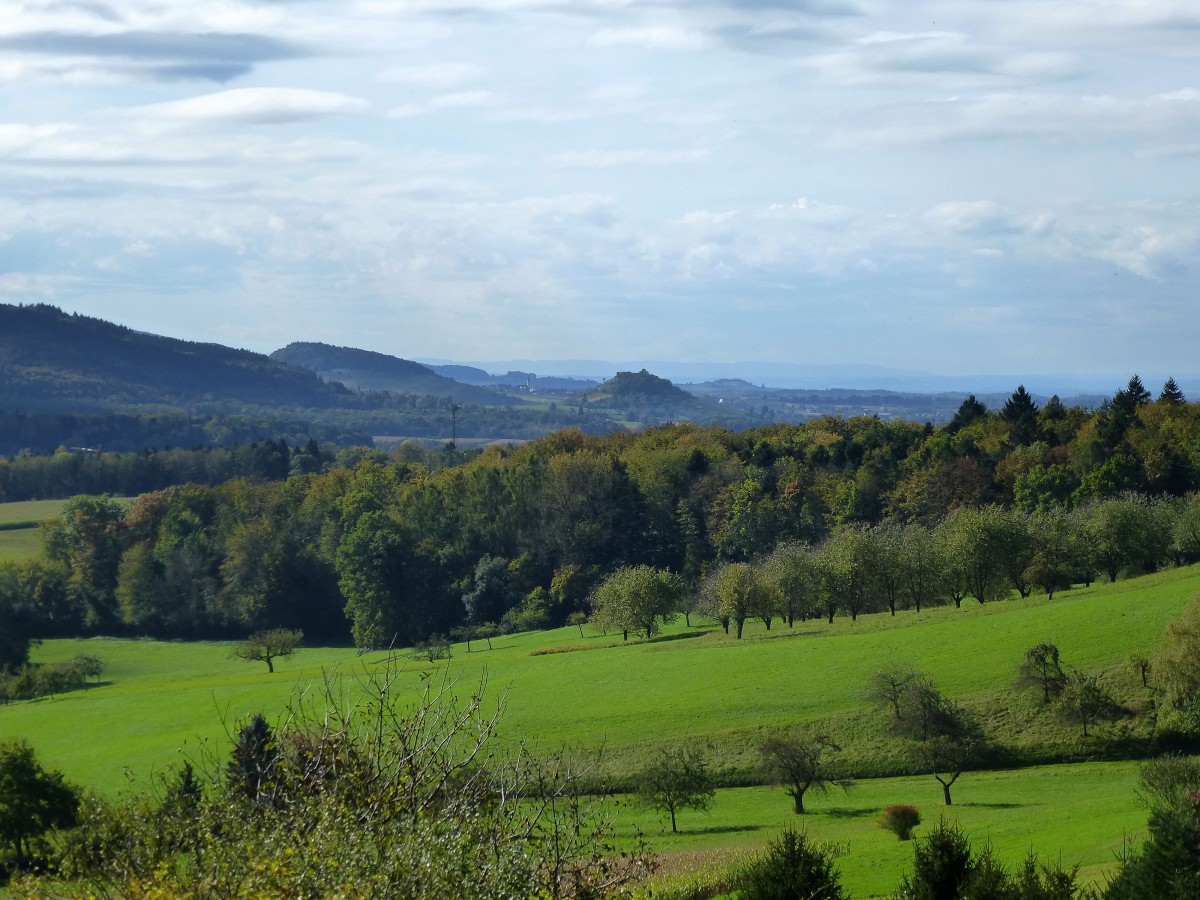 Blick vom Schönberg ins Markgräflerland, in der Bildmitte der 375m hohe Burgberg mit der Burgruine Staufen, Okt.2014