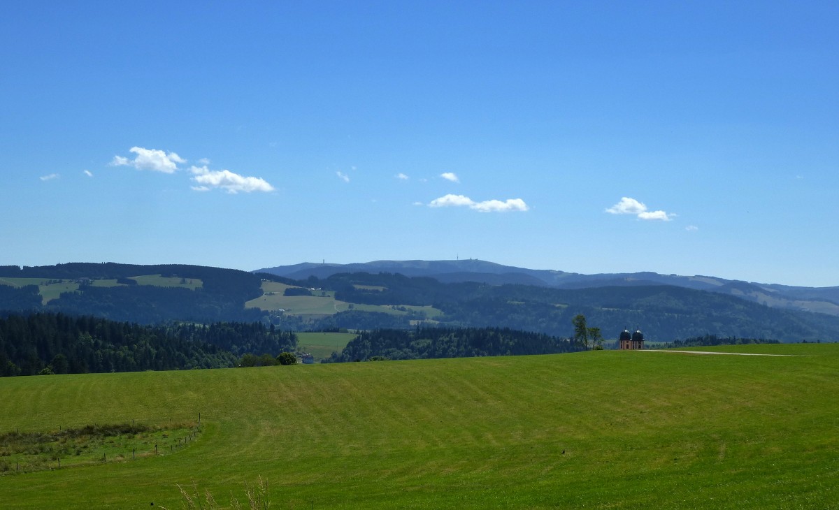 Blick von den Schwarzwaldhhen bei St.Mrgen hinber zum Feldberg, rechts die Kirchturmspitzen von St.Mrgen, Juli 2015