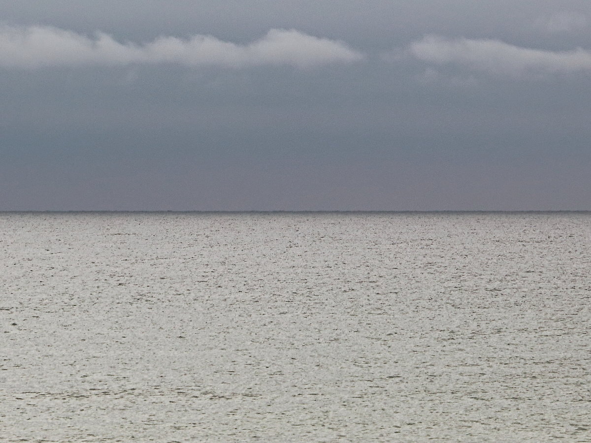 Blick von der Seebrücke in Binz auf die unruhige Ostsee am 25. September 2020.