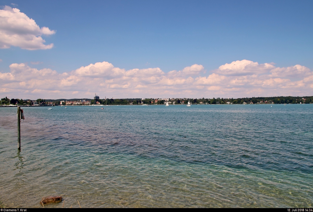 Blick vom Seeburgpark in Kreuzlingen (CH) auf den Bodensee Richtung Konstanz.
[12.7.2018 | 14:34 Uhr]