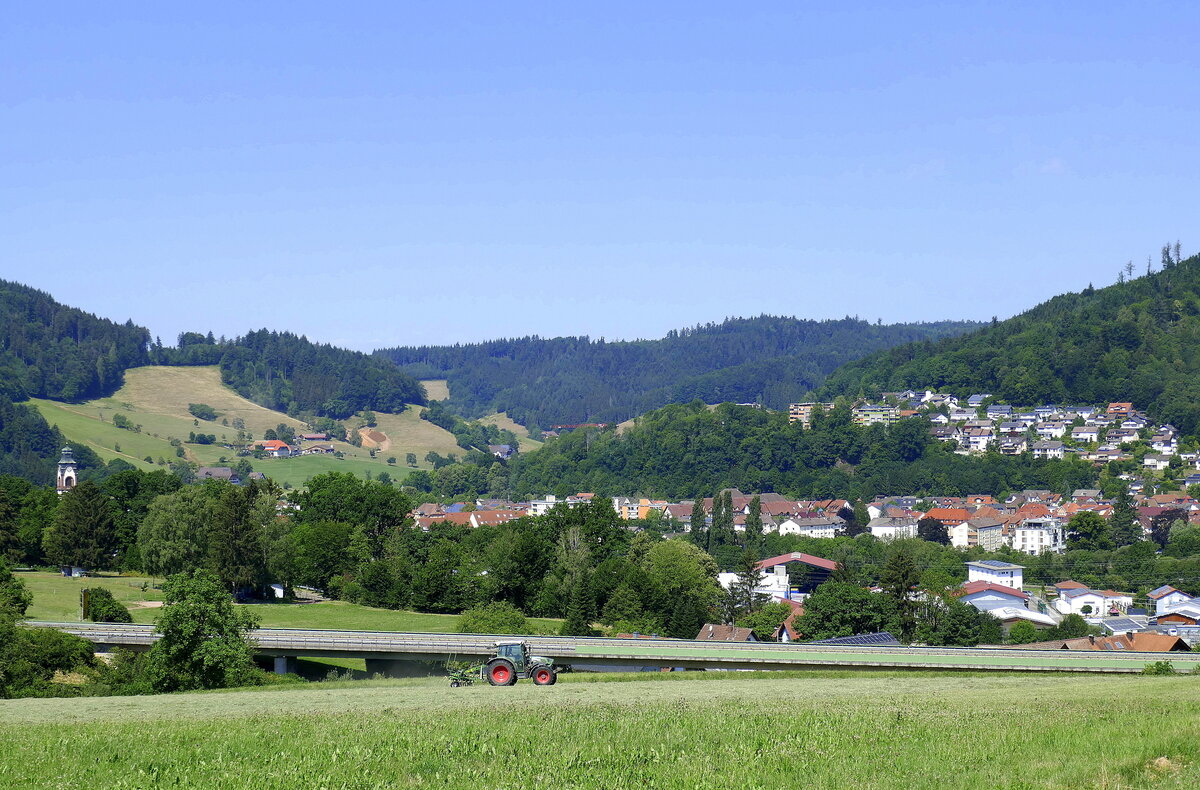 Blick von den Siensbacher Höhen im Elztal, links die Kirche von Kollnau, rechts die Häuser von Kollnau, davor die Talbrücke der B294, Juli 2022