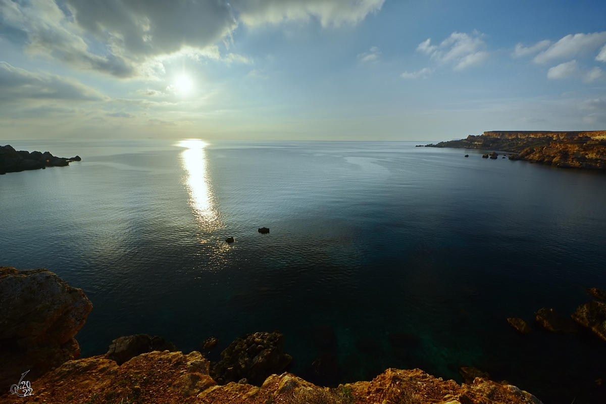 Blick in die Sonne über dem Mittelmeer in Malta. (Oktober 2017)