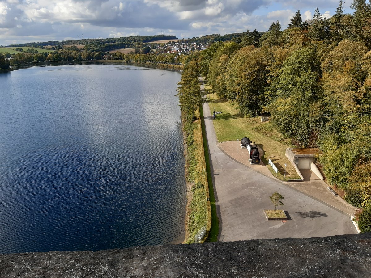 Blick von der Sperrmauer der Möhnetalsperre in Richtung Möhnesee-Günne am 30.09.2020