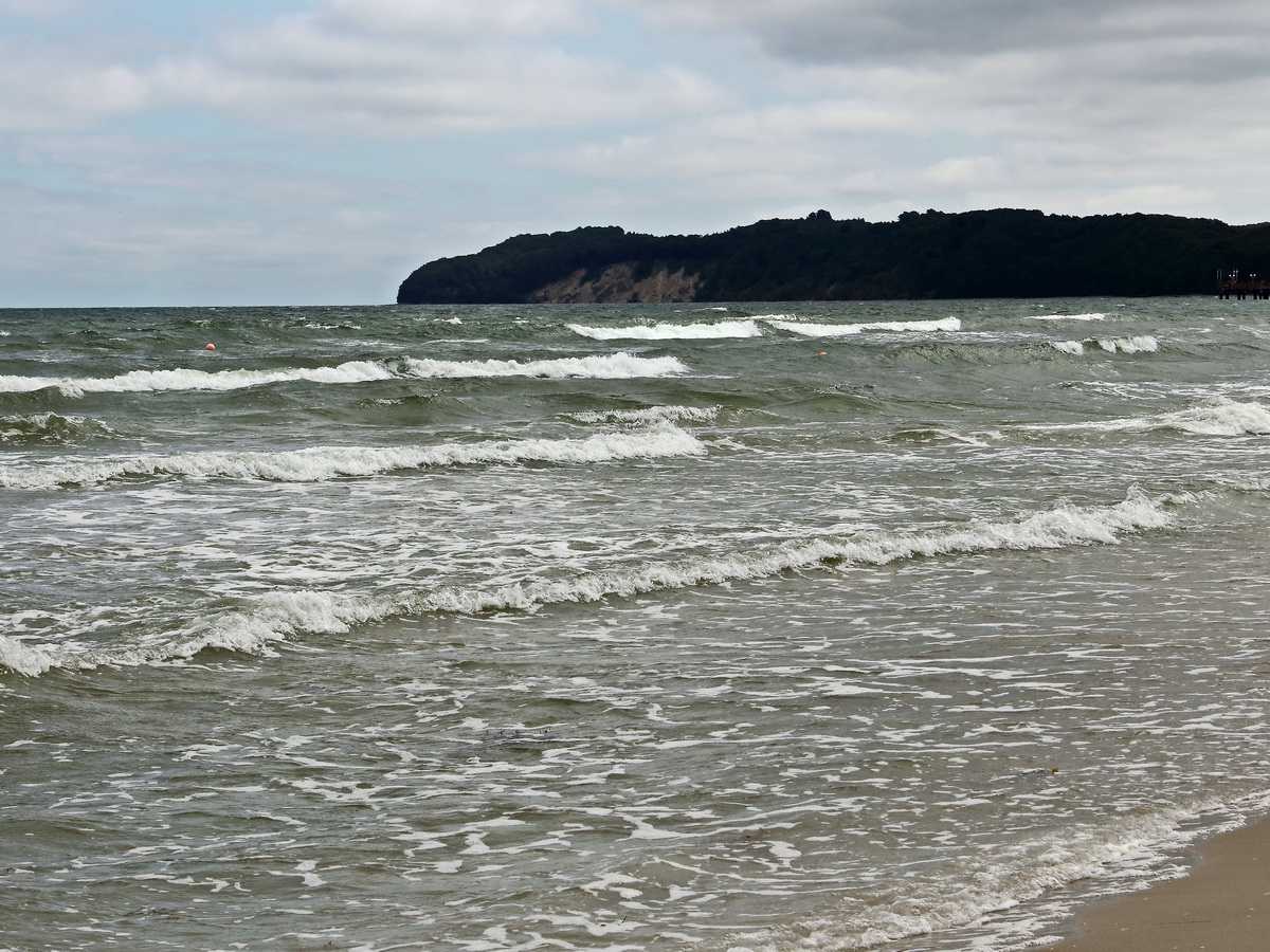 Blick von Strand des Ostseebad Binz am 22. Juli 2017 zur Ostsee.