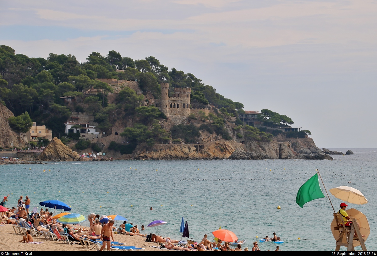 Blick vom Strand der Stadt Lloret de Mar (E), gelegen am Mittelmeer (Costa Brava), Richtung Osten mit dem Castell d'en Plaja.
[16.9.2018 | 12:24 Uhr]