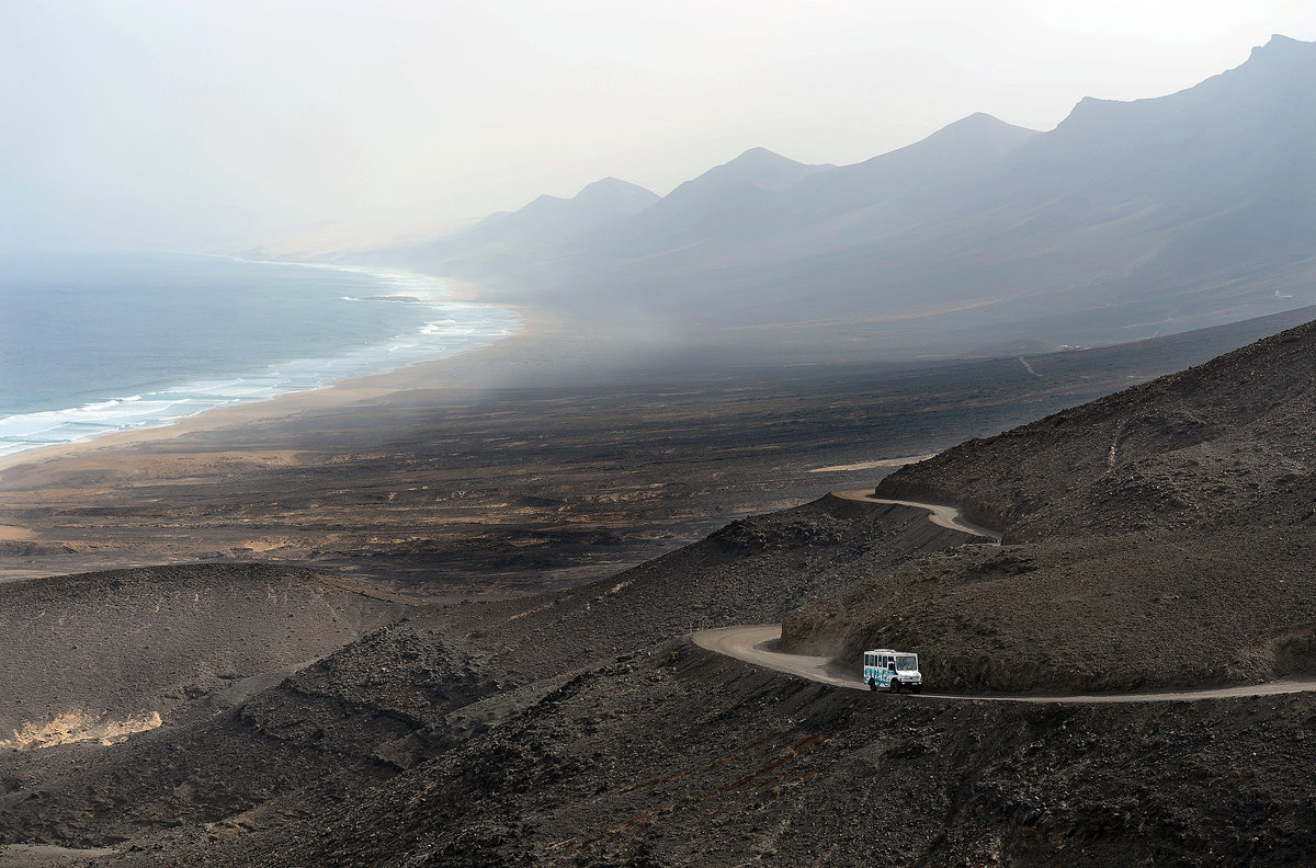 Blick von der Straße an Montana Aguda auf der Insel Fuerteventura in Spanien. Aufnahme: 17. Oktober 2017.