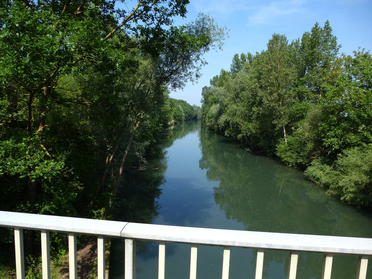 Blick von der Straenbrcke (D468) ber den Rhein-Rhone-Kanal beim Ort Friesenheim/Elsa, Juni 2016